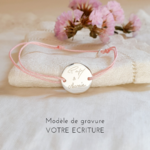 bracelet grave avec mots ecrits a la main