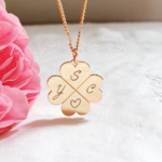 collier initiales trefle 4 feuilles