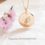 collier lettrine initiale avec fleur