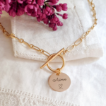 collier personnalisable en plaque or avec fermoir T et médaille gravee prenom