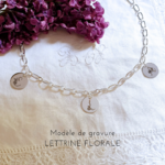 collier personnalisé lettres fleuries gravure florale argent