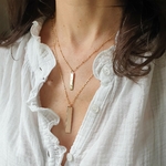collier femme personnalisable barre plaque verticale