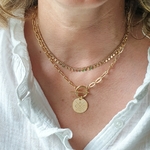 collier-grave-initiales-porte-superposition-bijoux-dores-femme