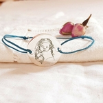 photo sur bijoux bebe gravé sur bracelet cordon