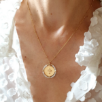 collier croix or et nacre blanche