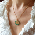 collier avec une croix or et pierre naissance mai