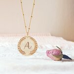 medaille-laurier-personnalisee-initiale-fille-femme
