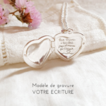 gravure-de-mots-ecrits-sur-medaillon-coeur