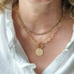 collier-grave-initiales-porte-superposition-bijoux-dores-femme