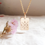 plaque-homme-personnalisee-initiales-croix