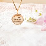 pendentif-personnalise-message-la-vie-est-un-jeu-merveilleux