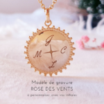 collier-avec-initiales-sur-rose-des-vents