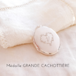 medaillon-personnalise-coeur-feuille-initiale-argent