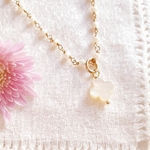 CL Lumineuse nacre blanche + charm fleur trèfle croix nacre