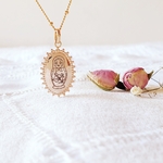 pendentif personnalise avec dessin de poupee russe matriochka veloutee ovale
