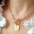 collier a grosses mailles avec fermoir T et medailles initiales croisees