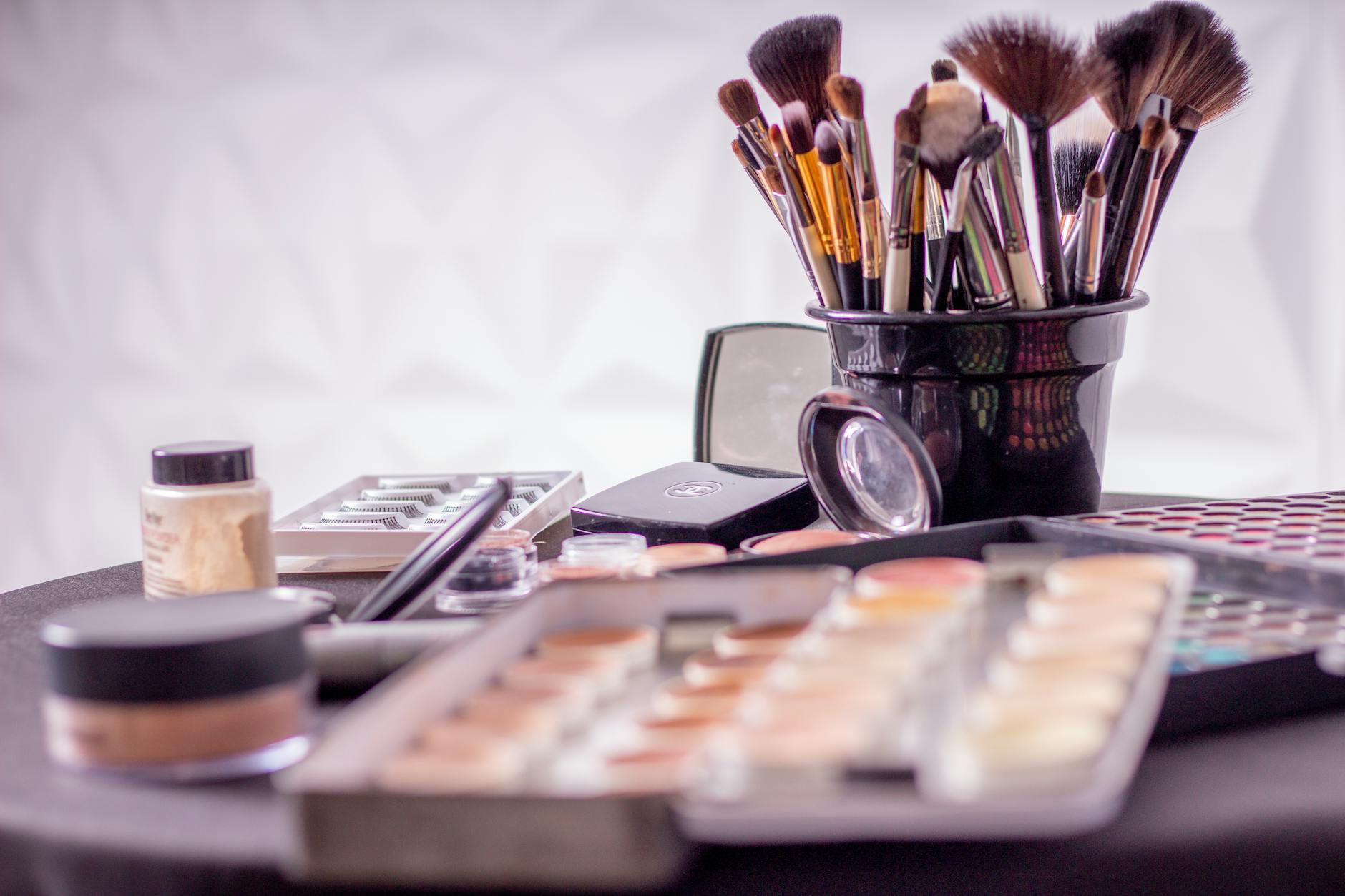 pinceau de maquillage sur recipient noir