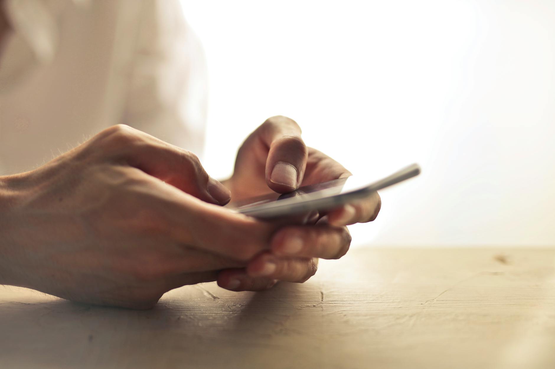 personne utilisant un smartphone
