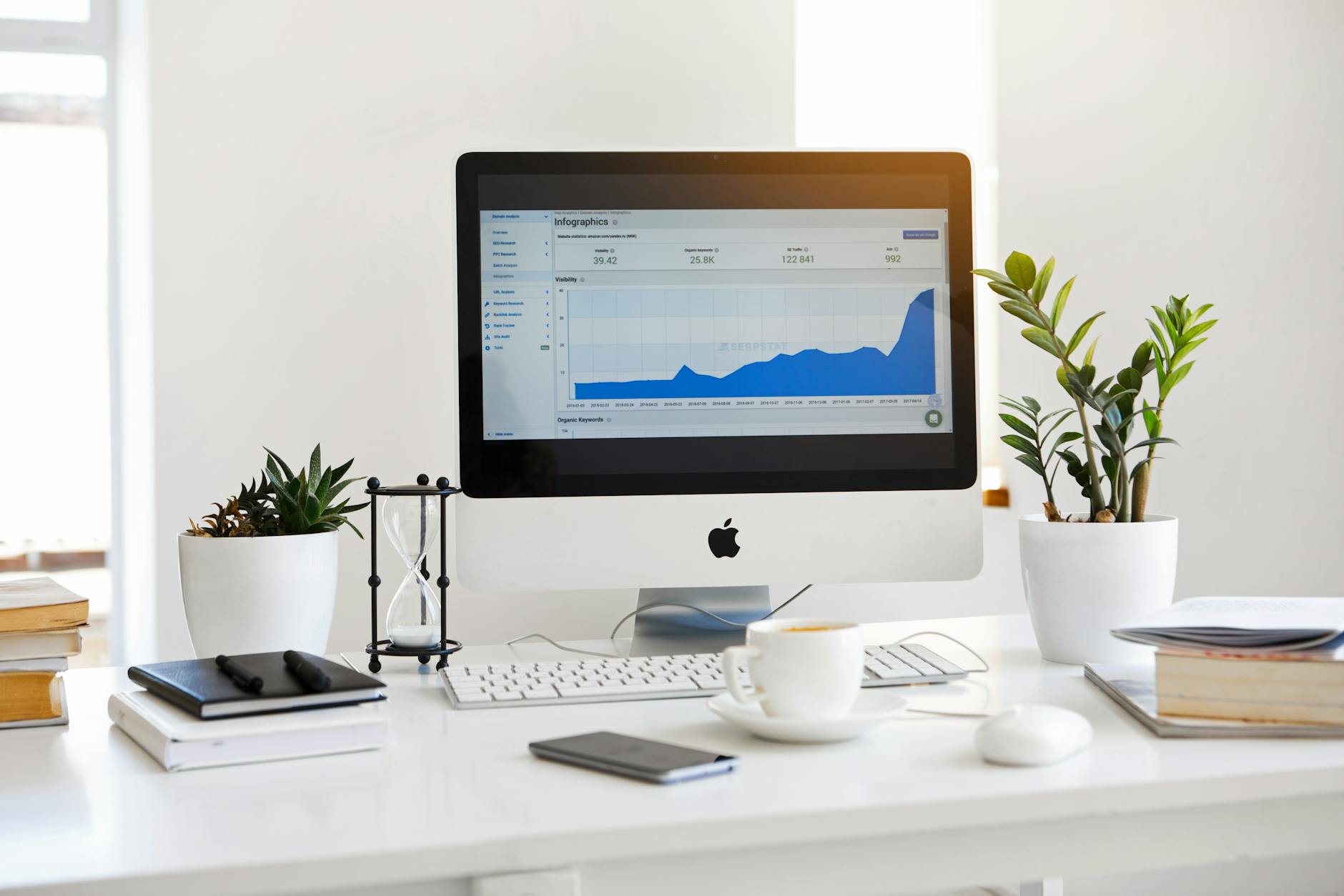 silver imac affichage graphique lineaire place sur un bureau