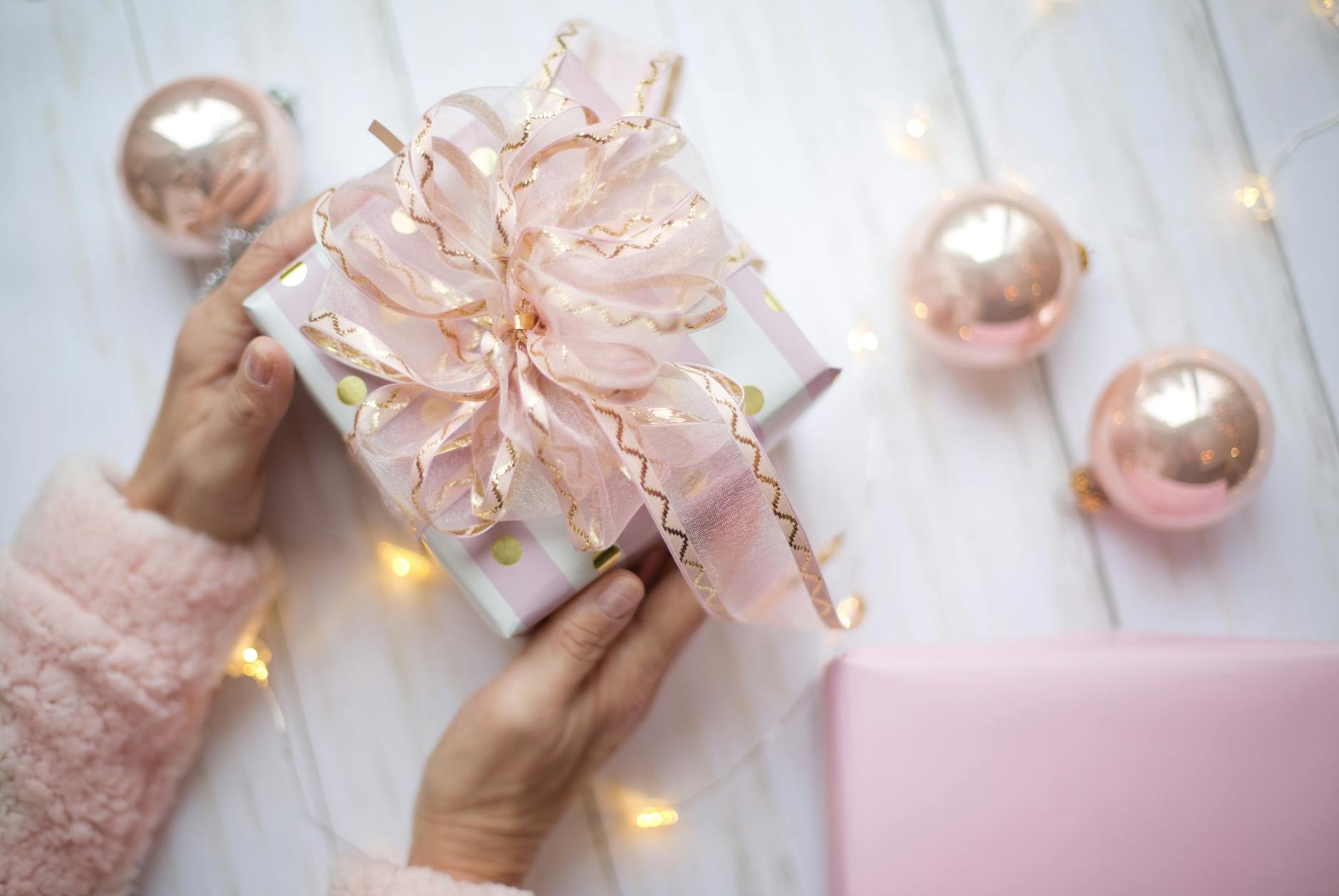 boite blanche et rose