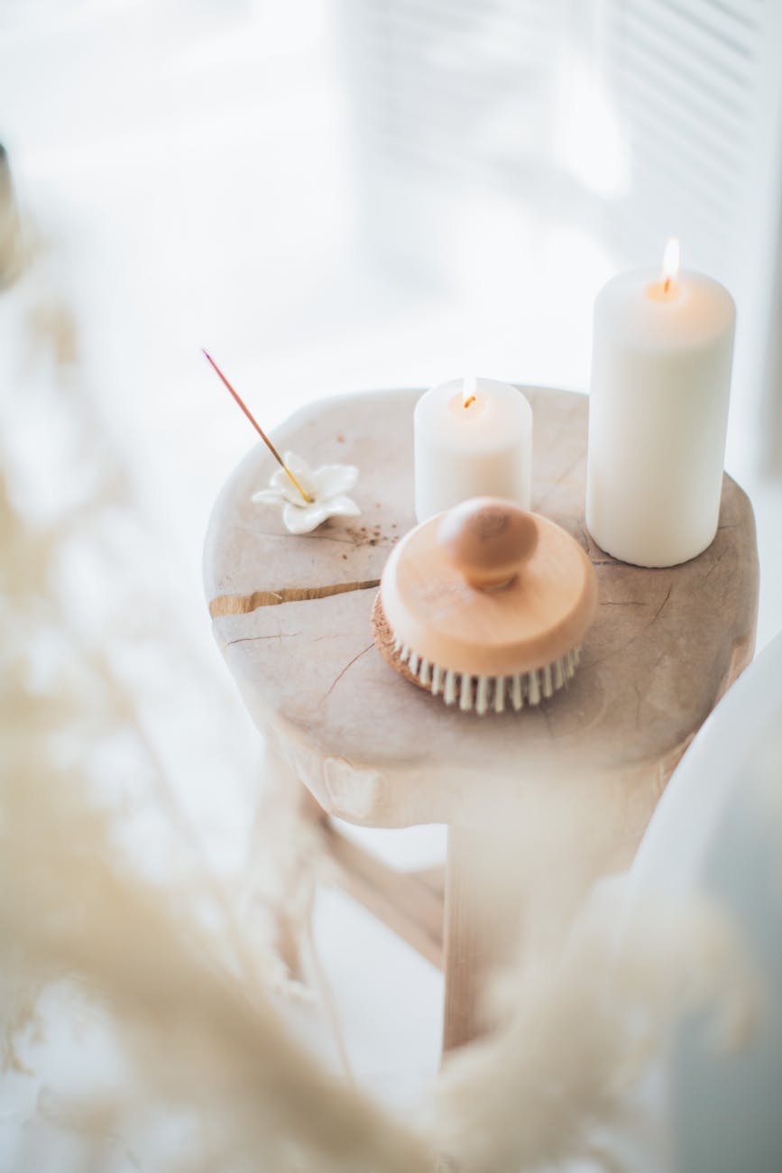 encens et bougies blanches sur un tabouret