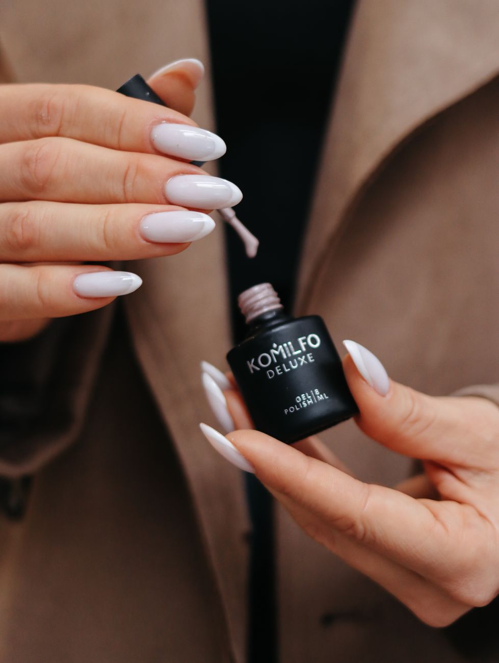 gros plan sur l 39 application de vernis a ongles en gel sur des ongles parfaitement manucures illustrant elegance et style moderne