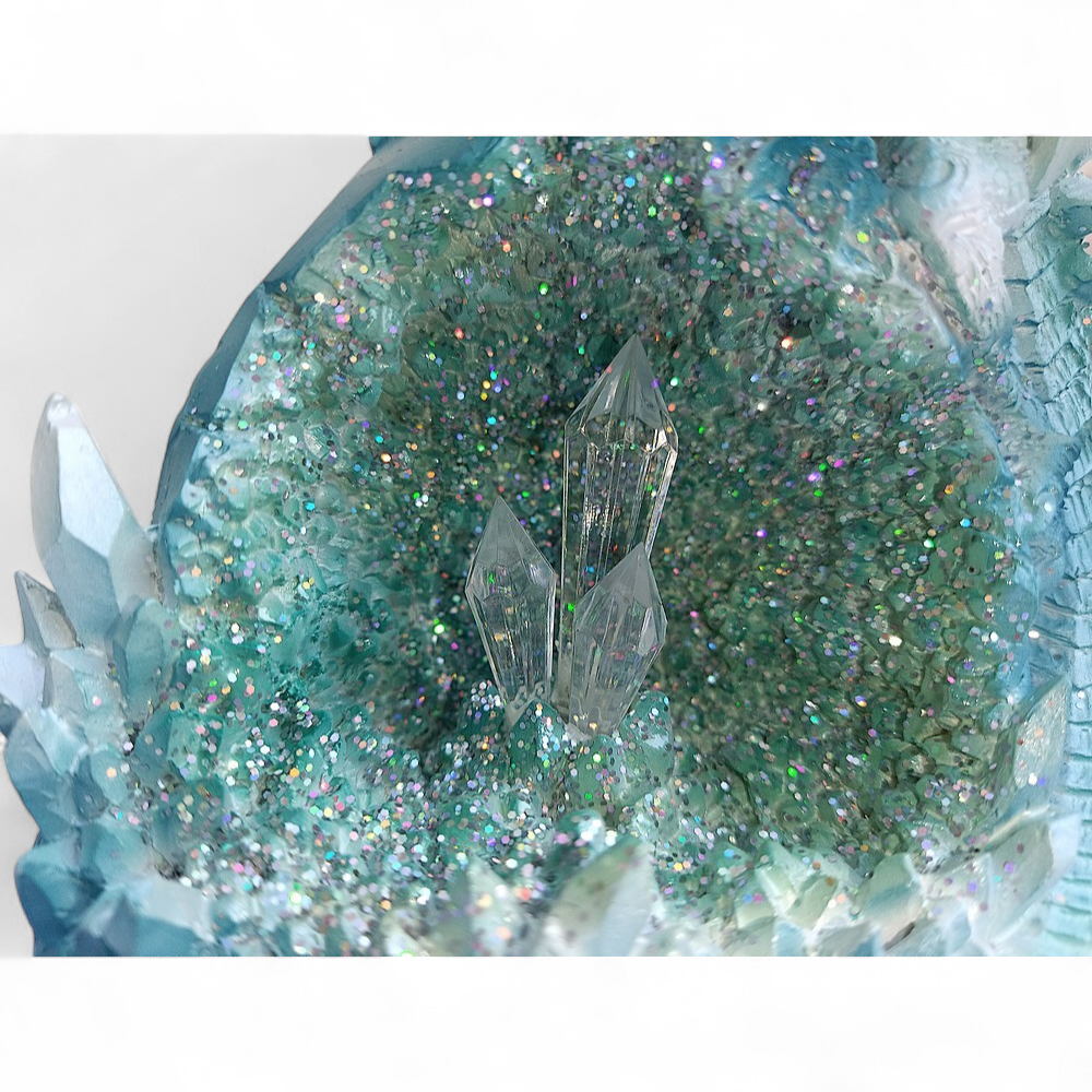 Dragon sur pierre bleue et cristaux lumineux - PW240216