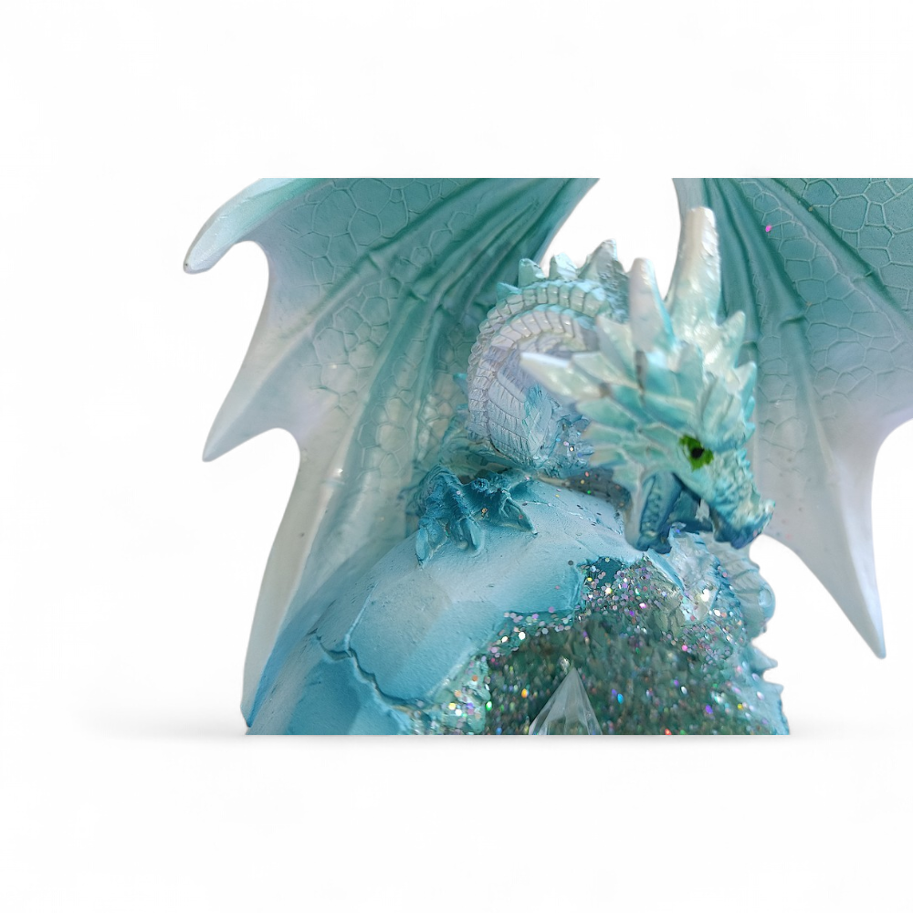 Dragon sur pierre bleue et cristaux lumineux - PW240216