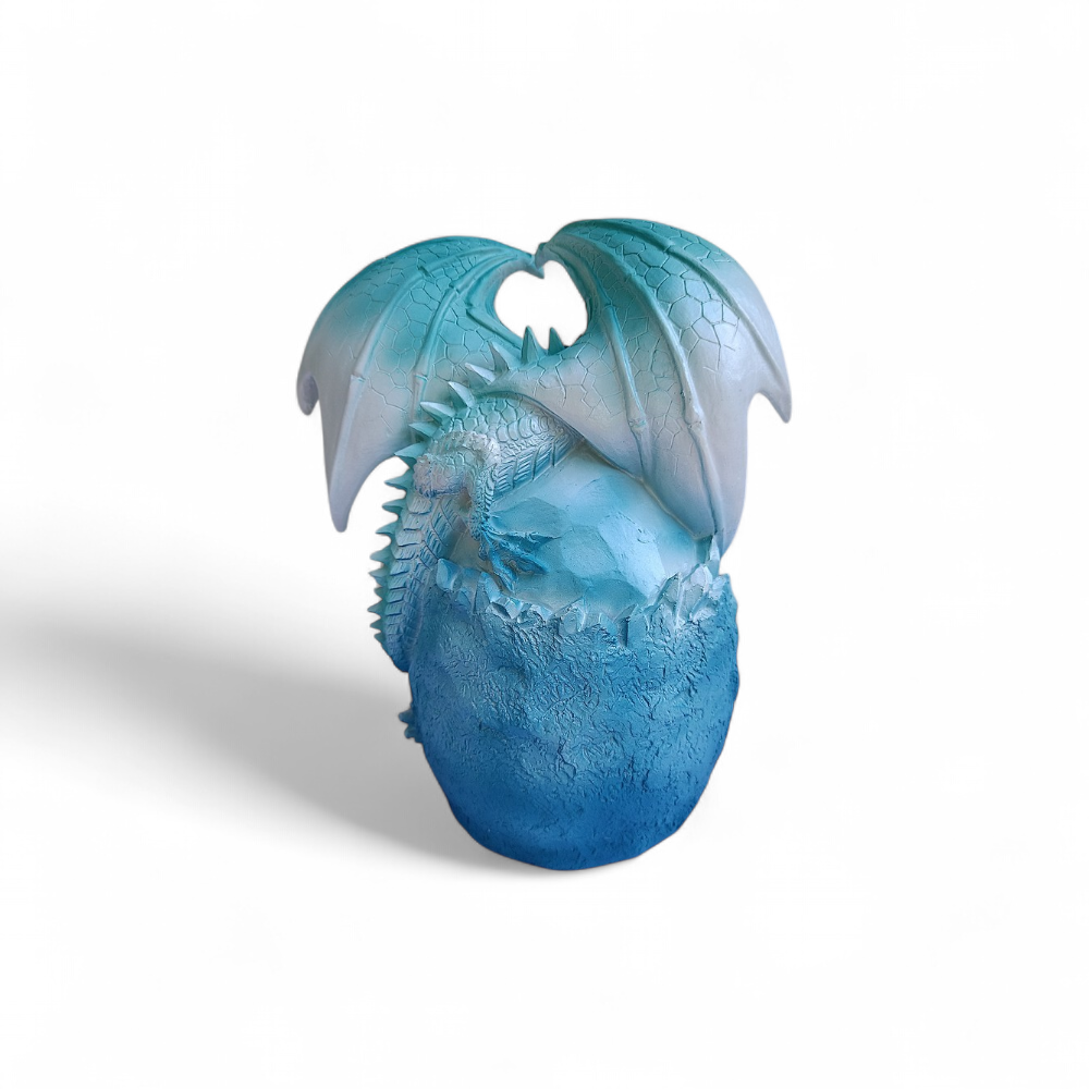 Dragon sur pierre bleue et cristaux lumineux - PW240216