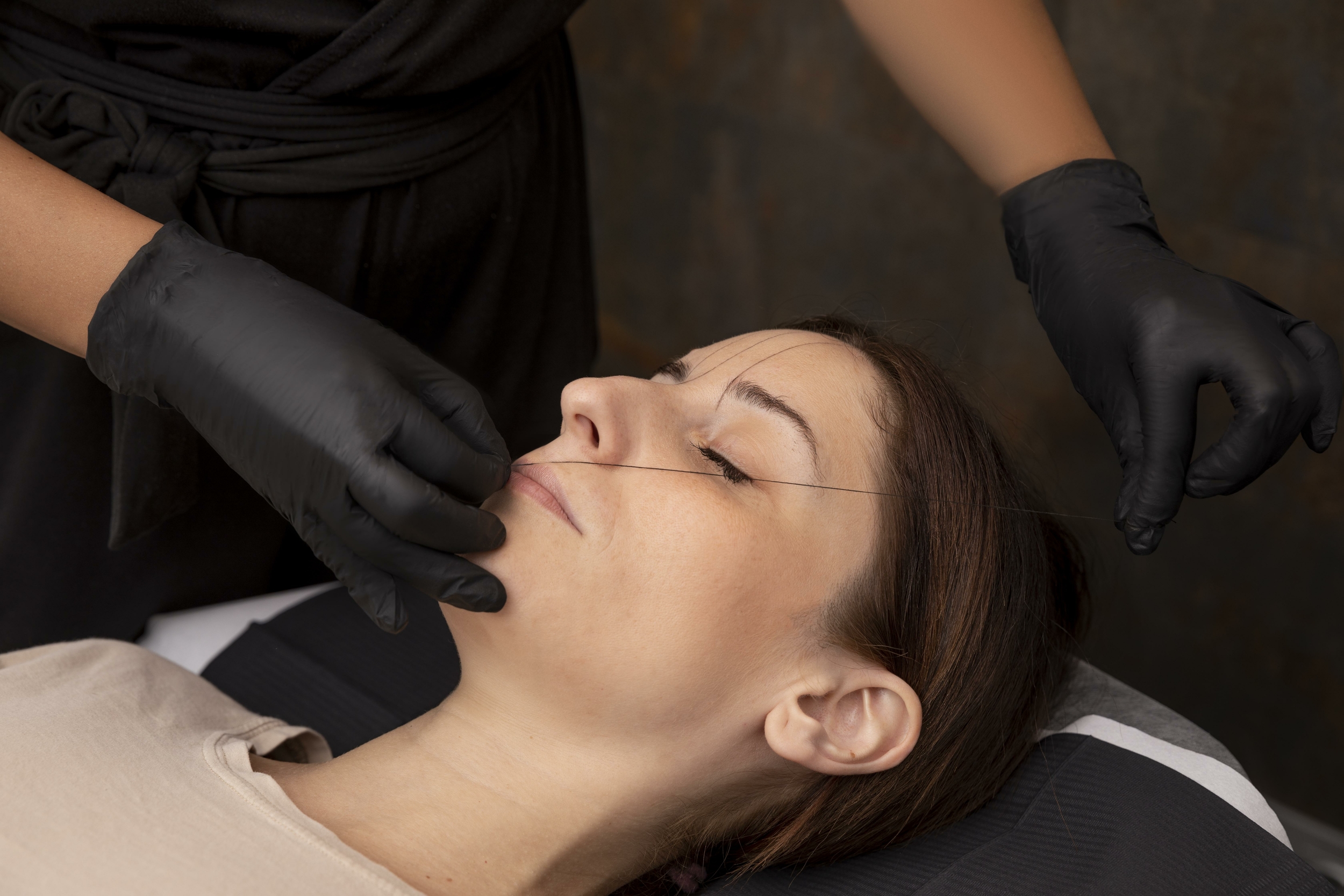 femme passant par une procedure de microblading