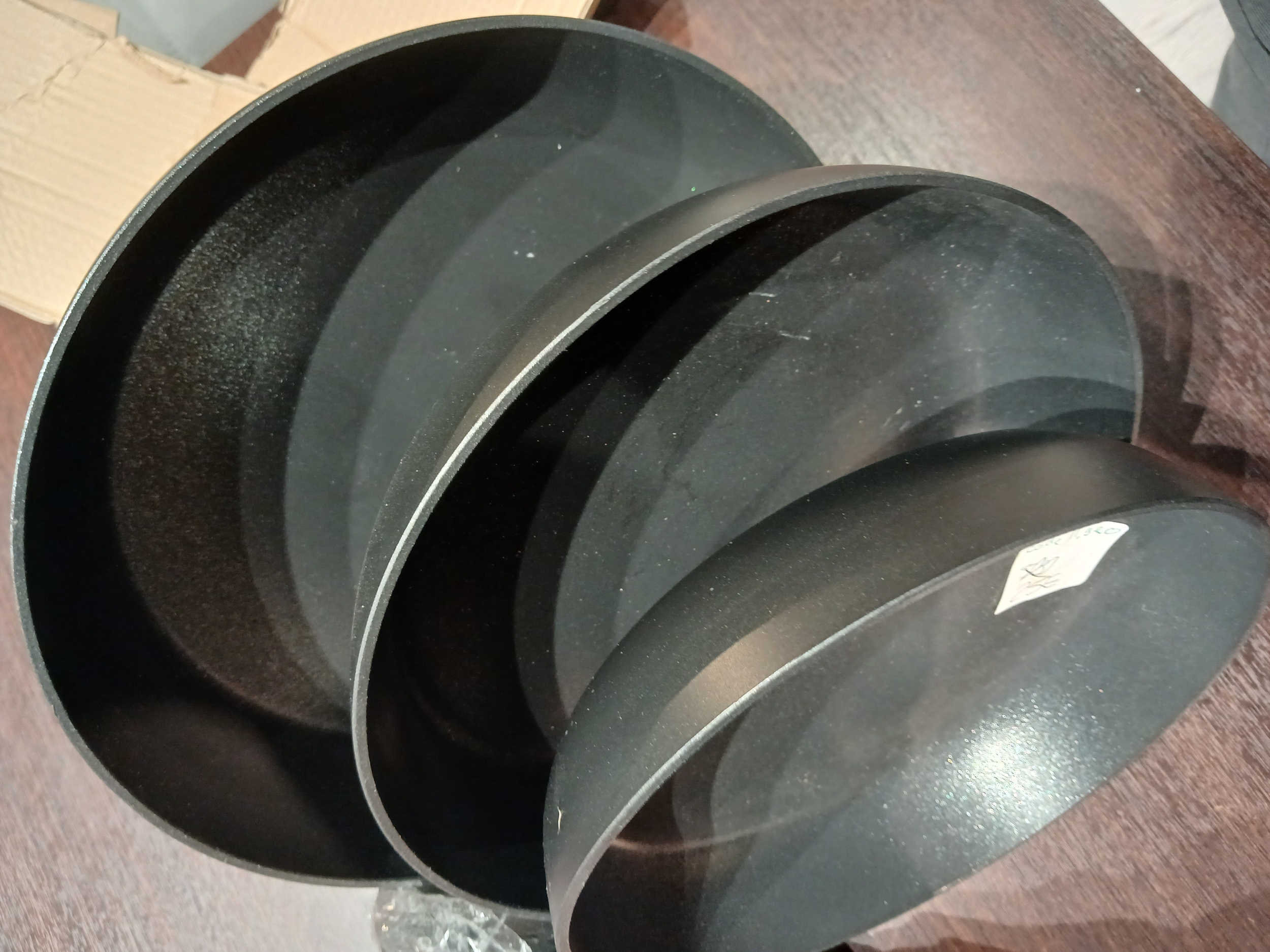 596