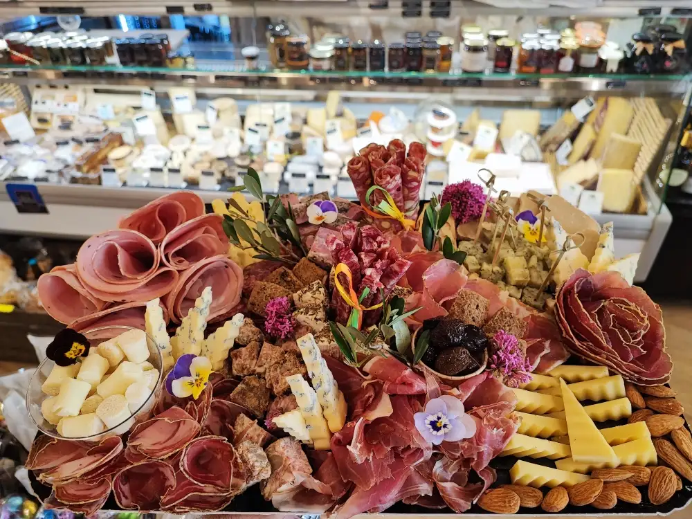 plateau-de-fromages-et-charcuteries-photo-principale-2