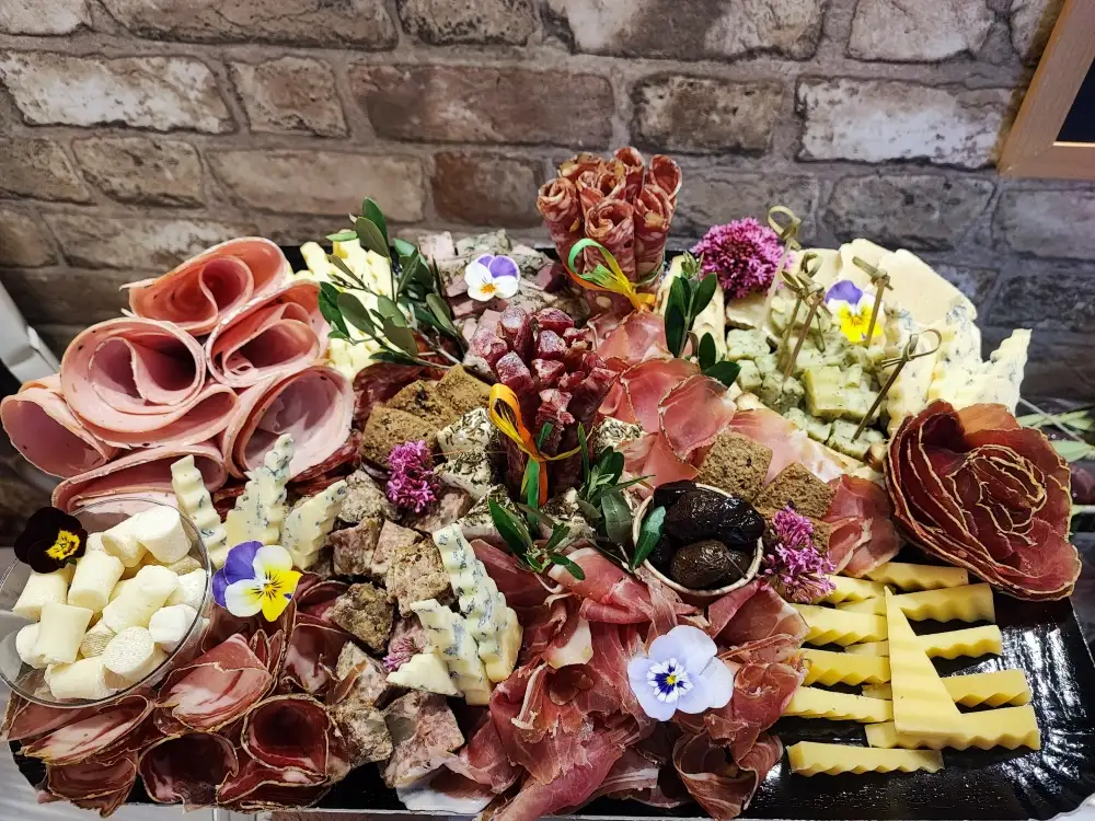 plateau de fromages et charcuteries photo principale 3
