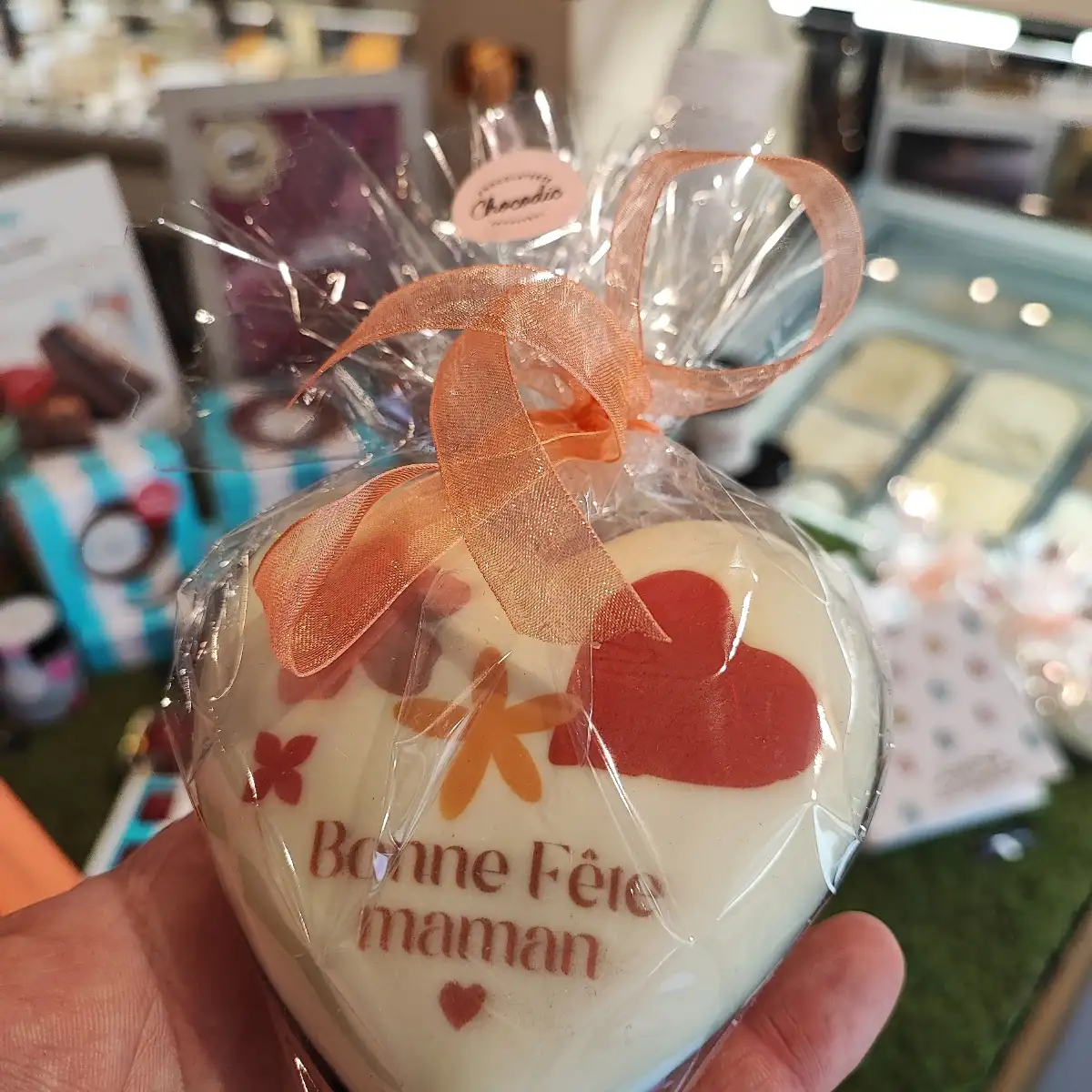 coeur-garni-de-chocolats-photo-principale-2