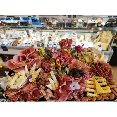 plateau-de-fromages-et-charcuteries-photo-principale-2