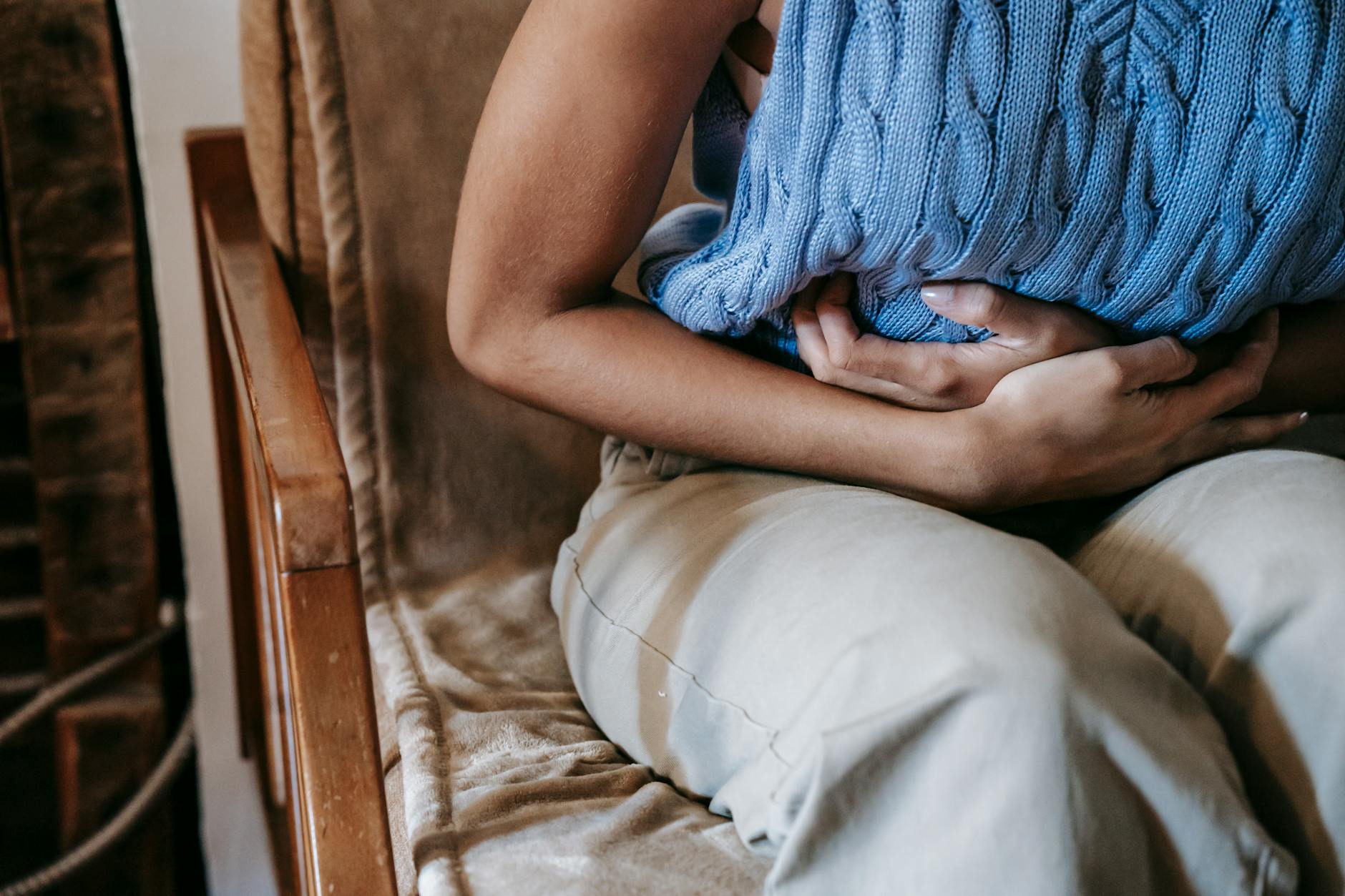 femme souffrant d une douleur a l estomac