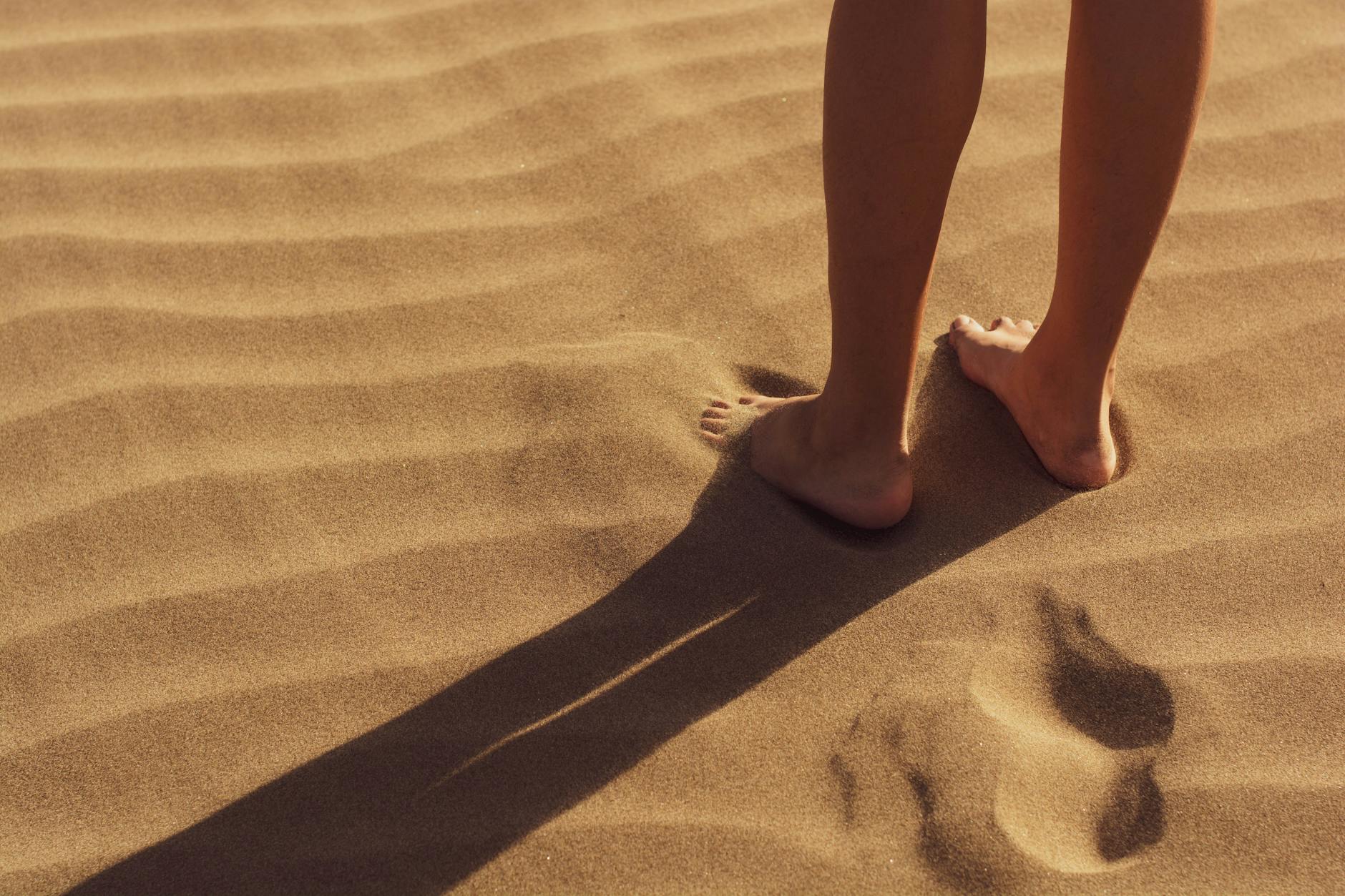personne debout sur le sable