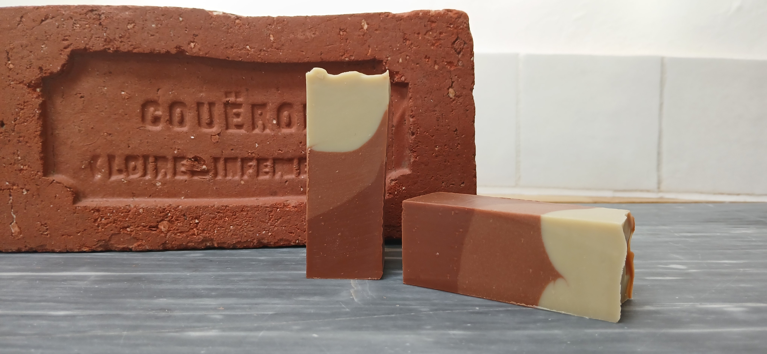 savon couleur brique