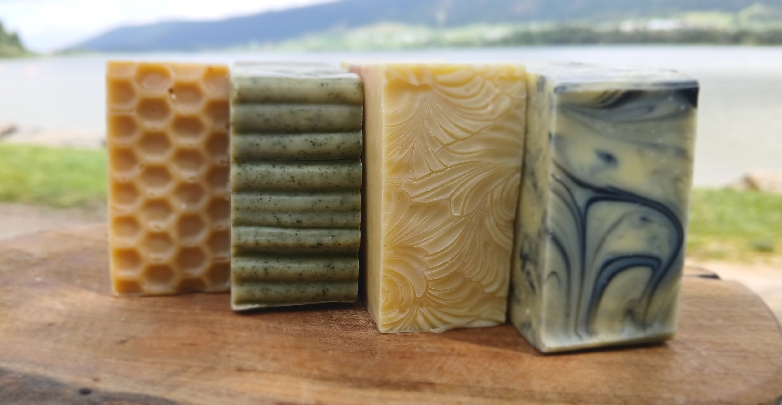 une rangee de savon au bord du lac