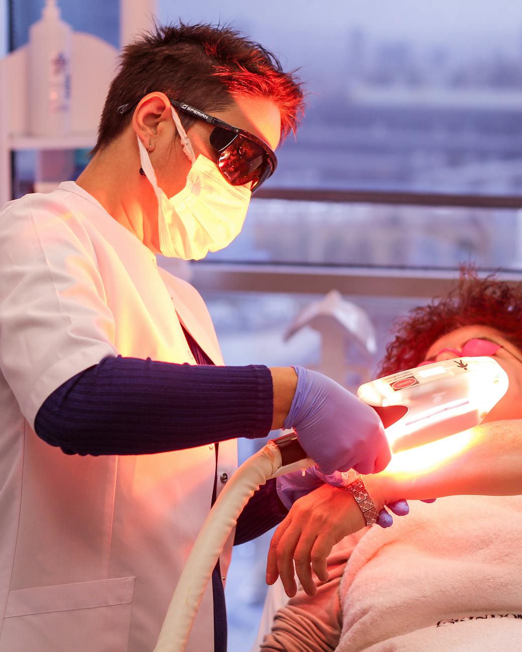 une femme donne un traitement au laser