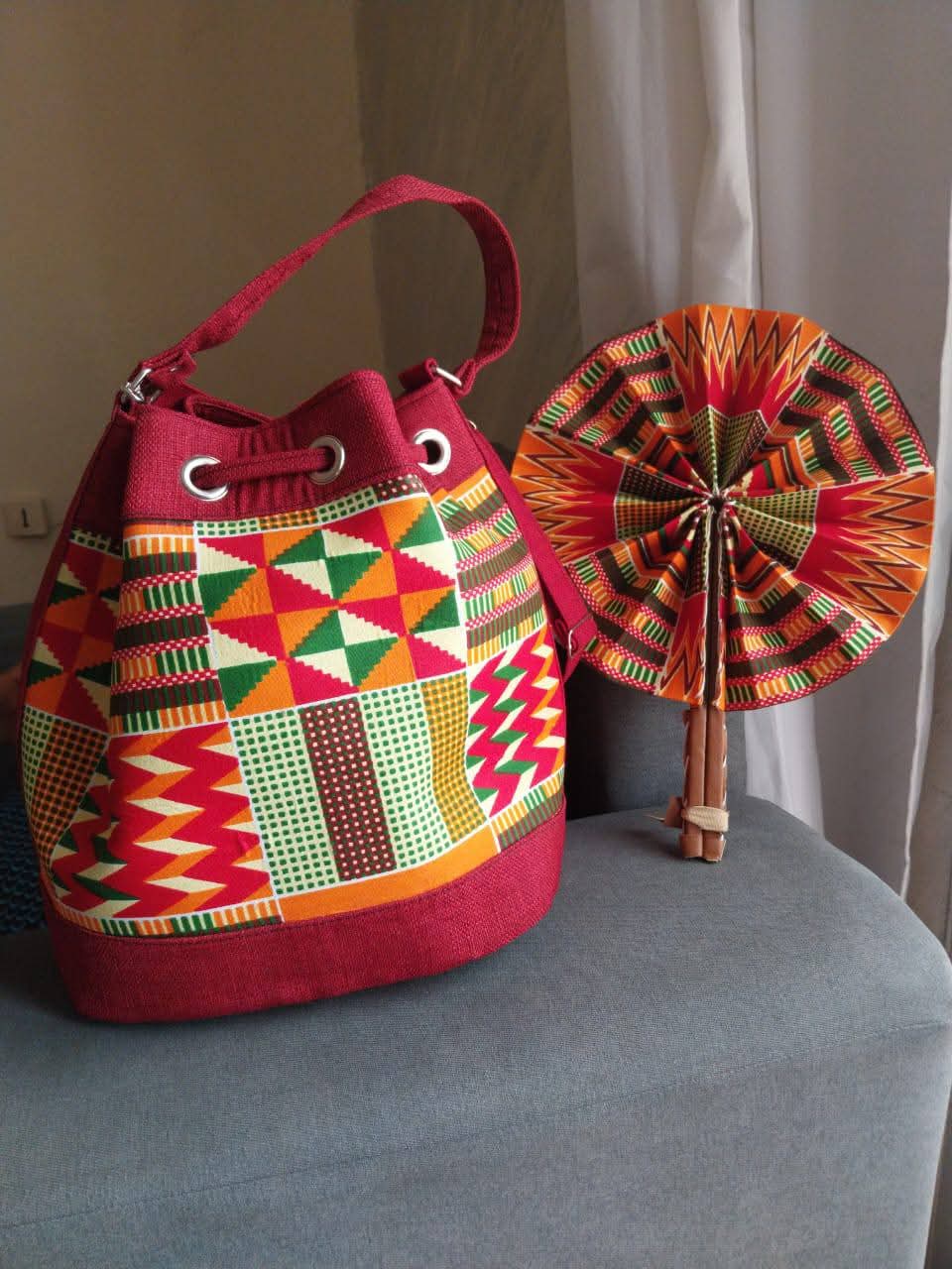 Sac fourre tout avec éventail 40€ En tissu africain