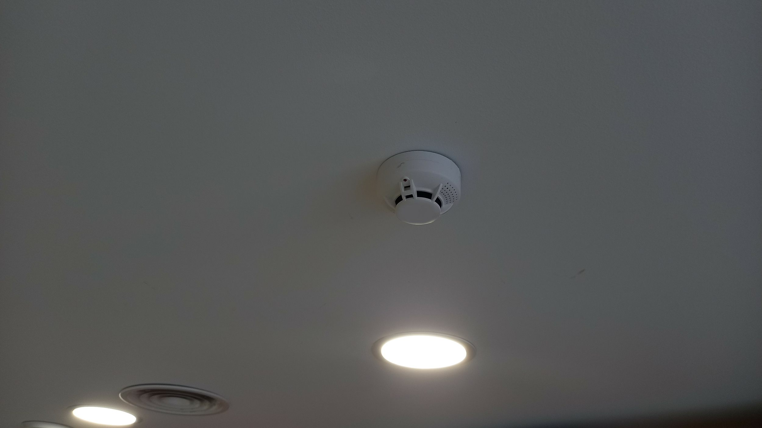 Vue réelle détecteur de fumée caméra espion