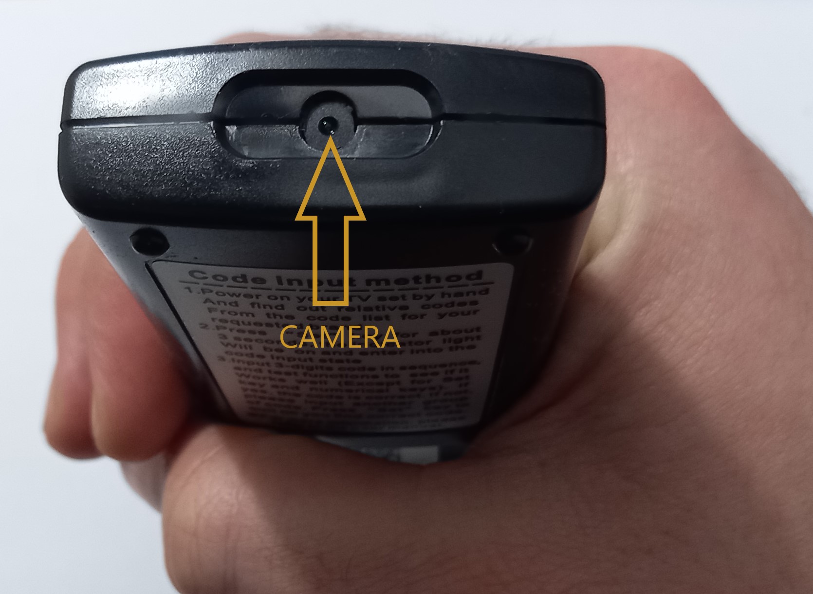 Vue de la caméra espion dissimulée dans une télécommande TV