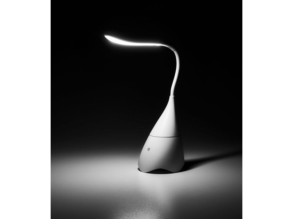 Caméra espion 4K dissimulée dans une lampe de bureau démonstration dans lobscurité