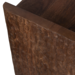 801422-B-01_VS_BP_Prop_bankje_met_bewerkte_poot_hout_warm_bruin_detail
