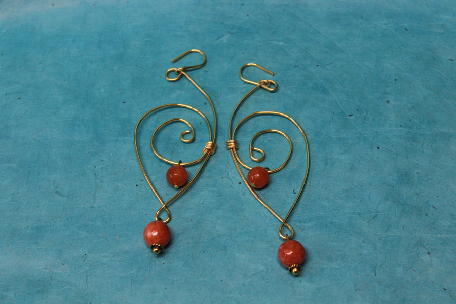 Boucle-Oreille-Pendente-Fil-Cuivre-Dore-Perles-Rhodonite-Facette-Veritable-1
