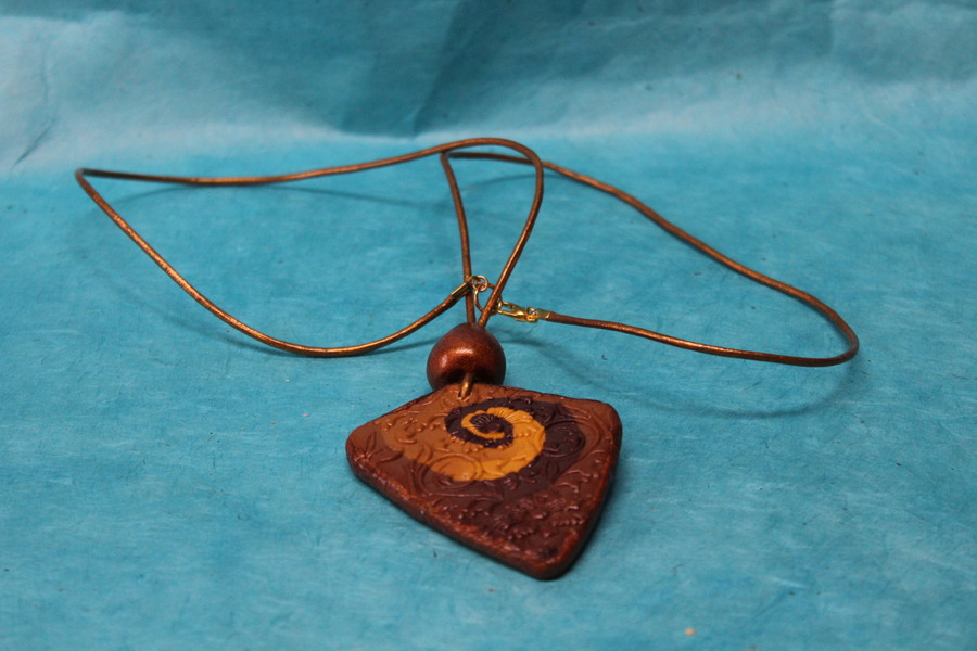 Collier-Cordon-Imitation-Cuir-Dore-Blason-Polymere-Degrade-Marron (5)