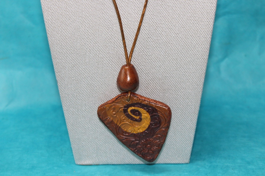 Collier-Cordon-Imitation-Cuir-Dore-Blason-Polymere-Degrade-Marron (7)