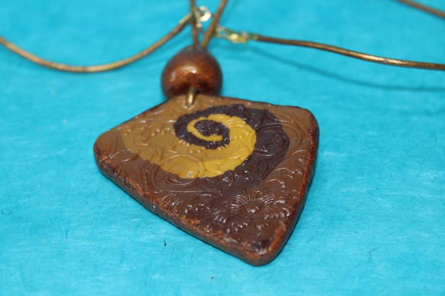 Collier-Cordon-Imitation-Cuir-Dore-Blason-Polymere-Degrade-Marron (4)