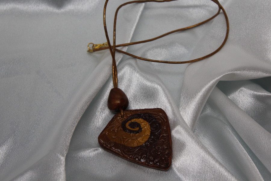 Collier-Cordon-Imitation-Cuir-Dore-Blason-Polymere-Degrade-Marron (3)